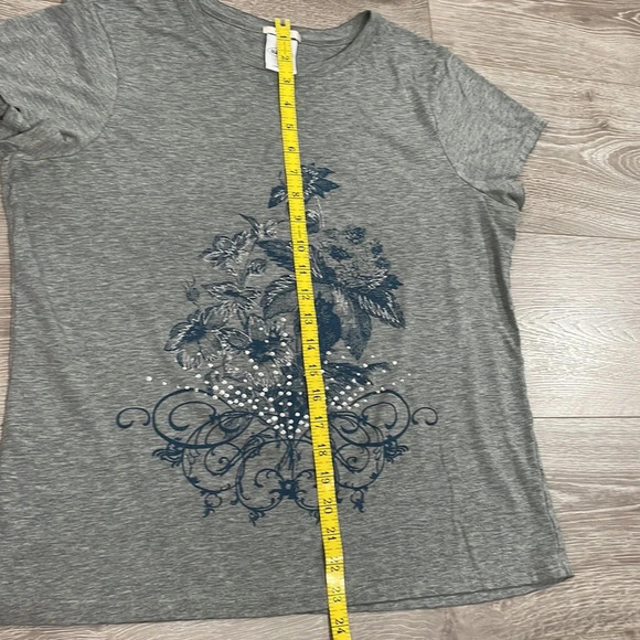 🌸 Old Navy Perfect Fit Short Sleeve Top Floral Rhinestone Gray XL - Picture 7 of 10